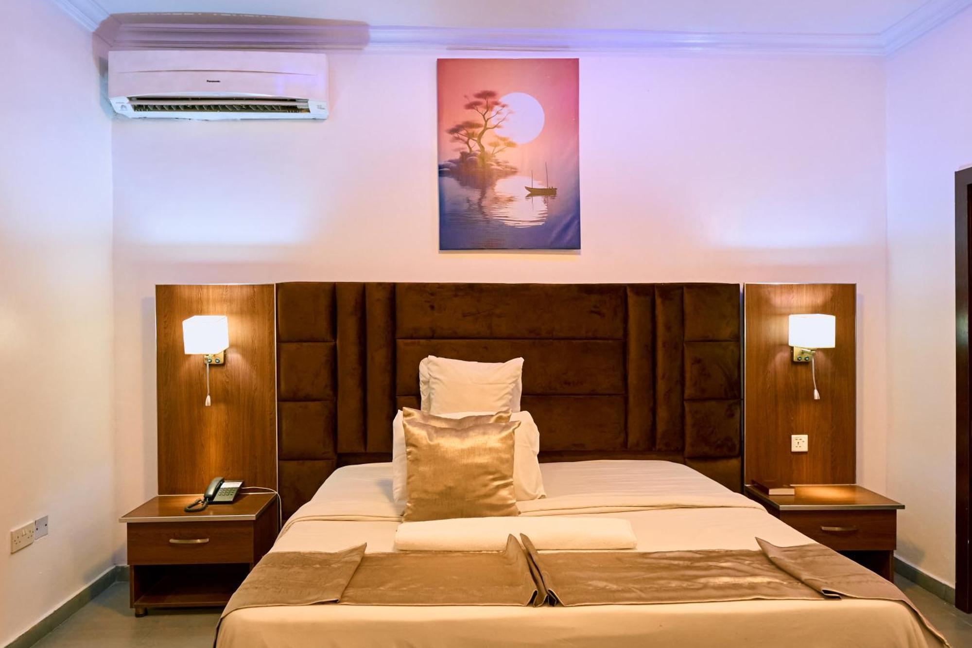 Crownedge Hotels Ikeja Exterior photo