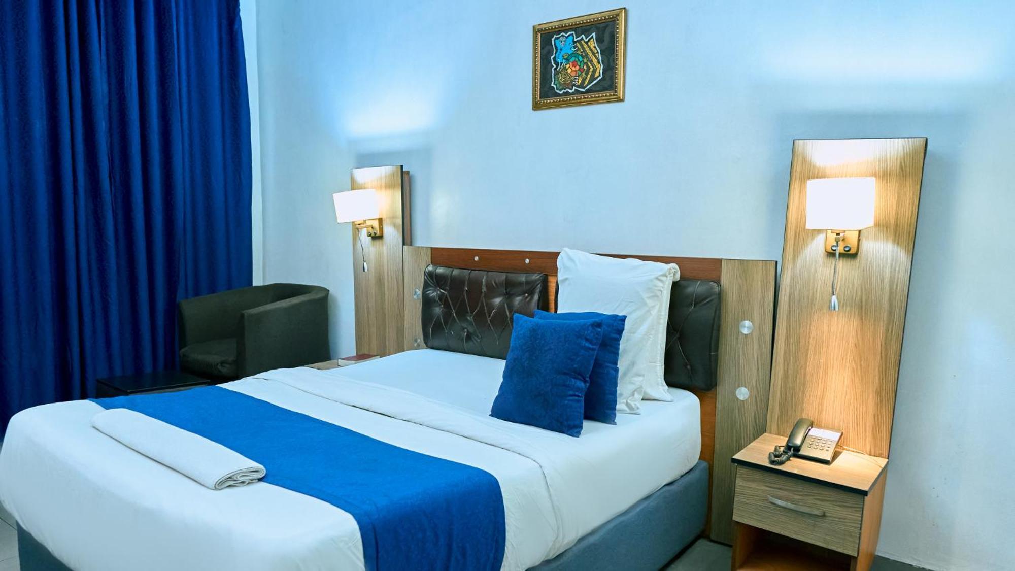 Crownedge Hotels Ikeja Exterior photo