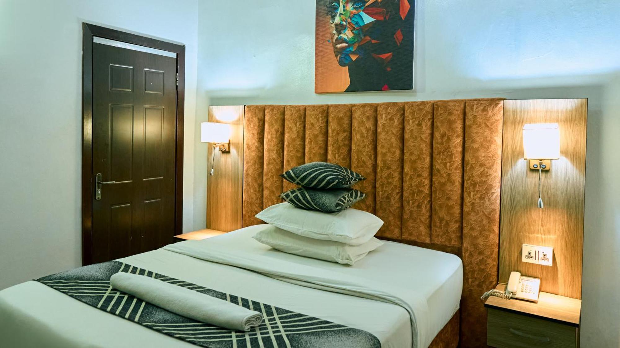Crownedge Hotels Ikeja Exterior photo