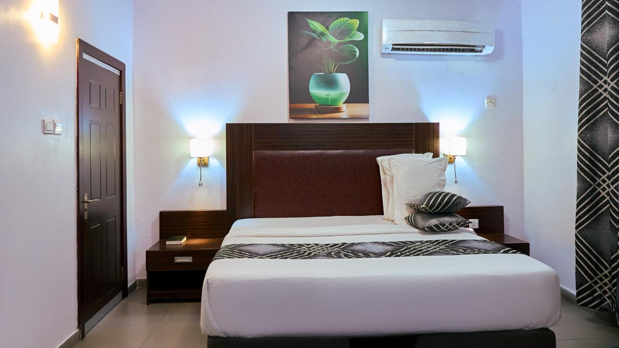 Crownedge Hotels Ikeja Exterior photo